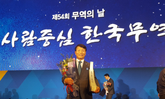 정구완 휴메딕스 대표가 5일 서울 강남구 코엑스에서 열린 '제54회 무역의 날' 기념식에서 '500만불 수출의 탑'을 수상하고 기념 촬영을 하고 있다.(휴온스글로벌 제공)